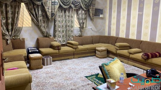كنب مجلس مرتفع بزاويتين تفصيل خشب ممتاز